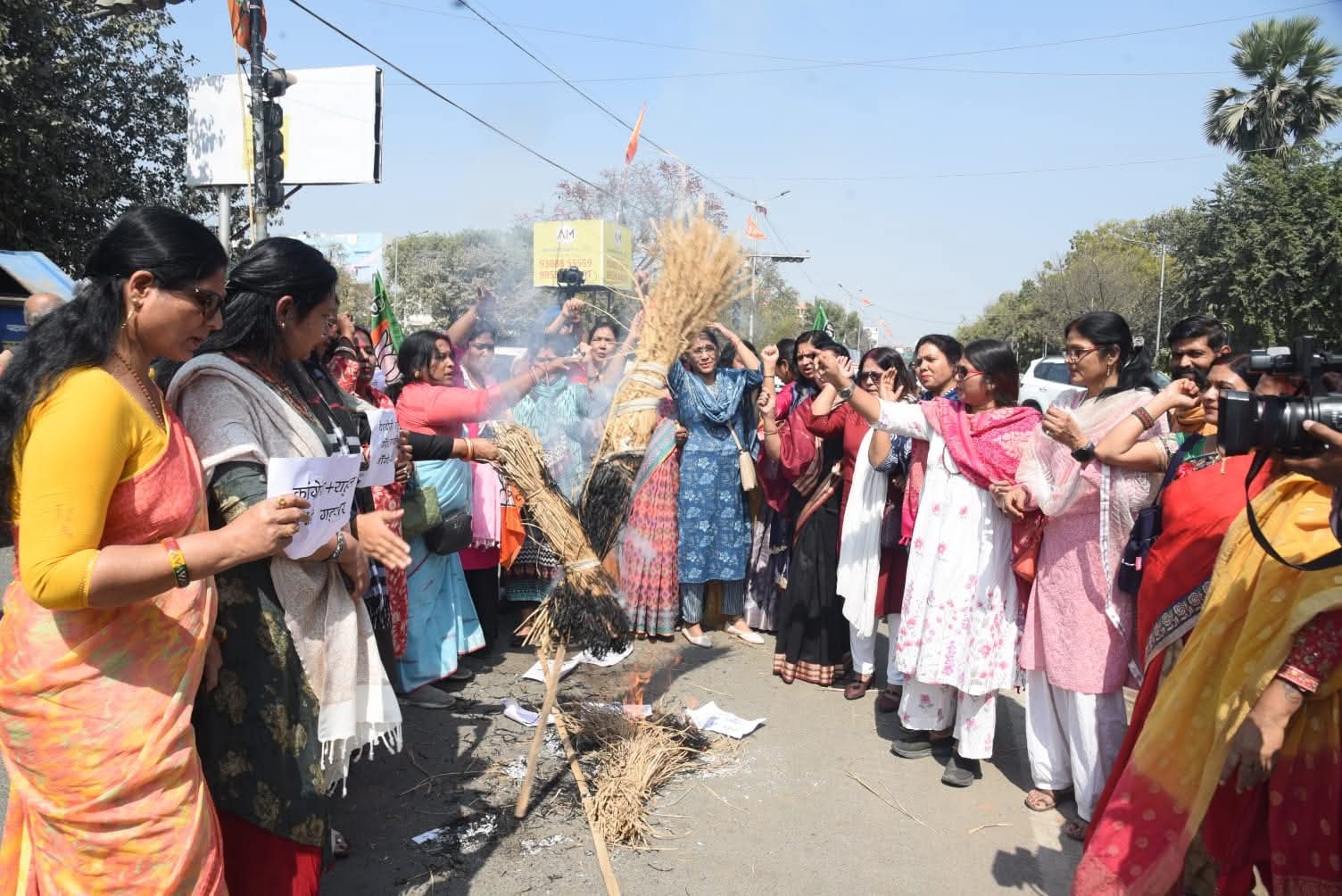 एआई समिट में कांग्रेस के प्रदर्शन के खिलाफ भाजपा प्रदेश महिला मोर्चा ने फूंका राहुल गांधी का पुतला एआई समिट में कांग्रेस के प्रदर्शन के खिलाफ भाजपा प्रदेश महिला मोर्चा ने फूंका राहुल गांधी का पुतला