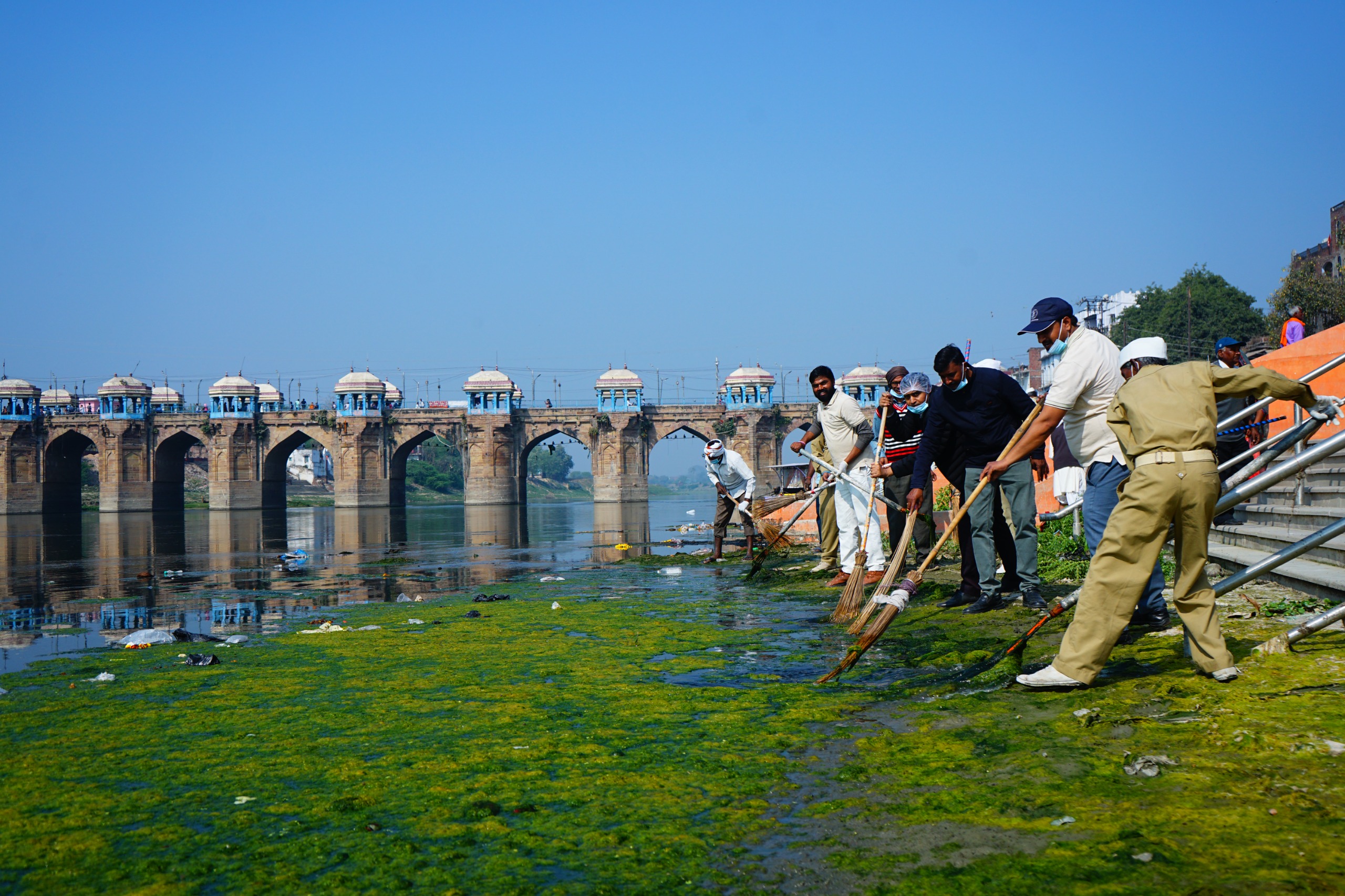नदी किनारे सफाई करते हुए संत निरकारी मिशन के लोग नदी किनारे सफाई करते हुए संत निरकारी मिशन के लोग