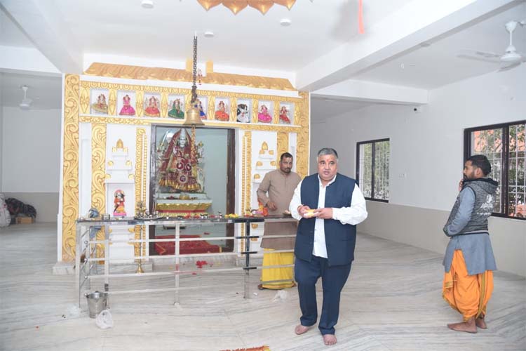 मंत्री राजेश अग्रवाल ने मुख्यमंत्री साय के जन्मदिवस पर पूजा-अर्चना कर बांटे फल मंत्री राजेश अग्रवाल ने मुख्यमंत्री साय के जन्मदिवस पर पूजा-अर्चना कर बांटे फल