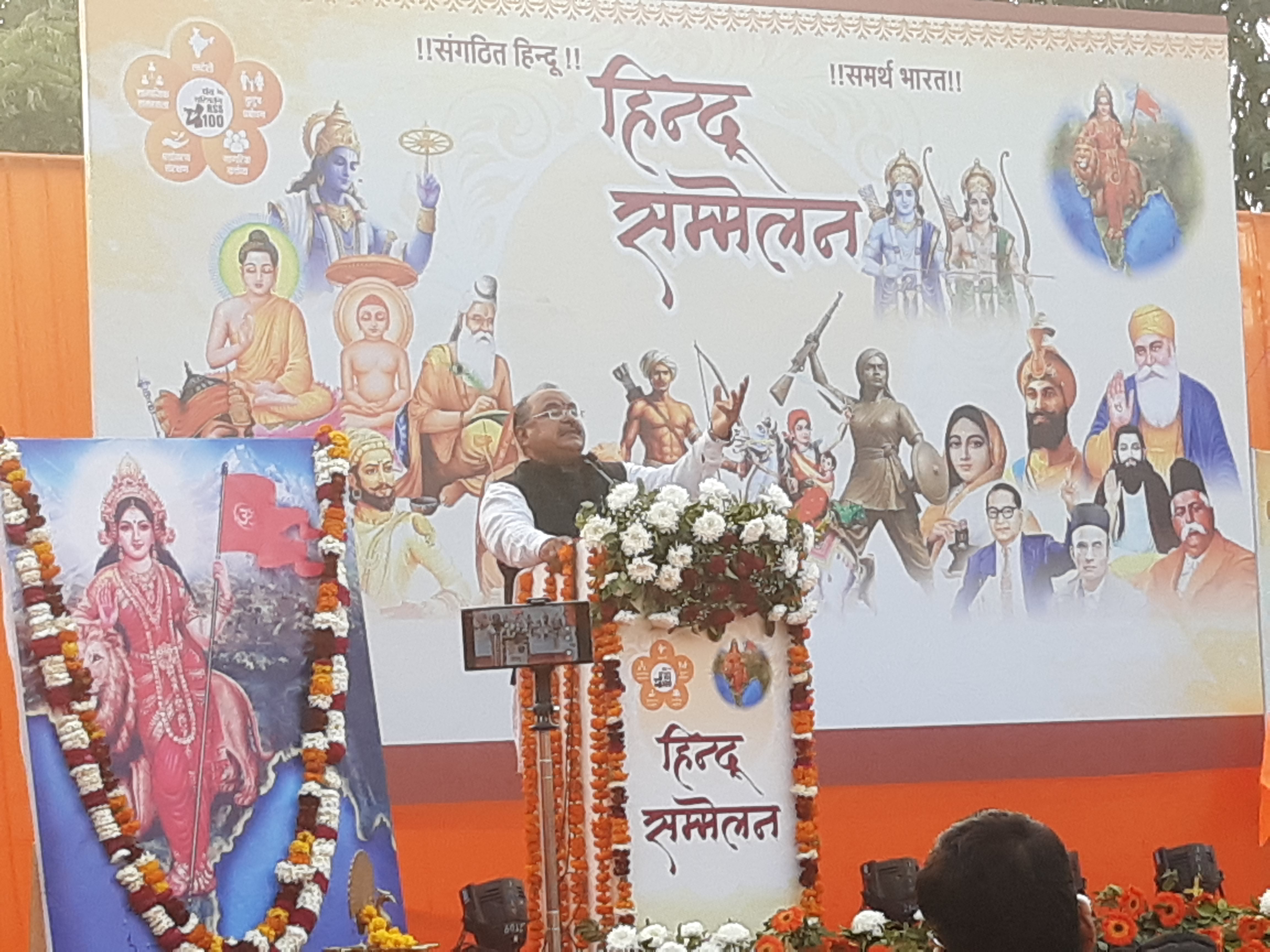 सम्मेलन को संबोधित करते मनोज