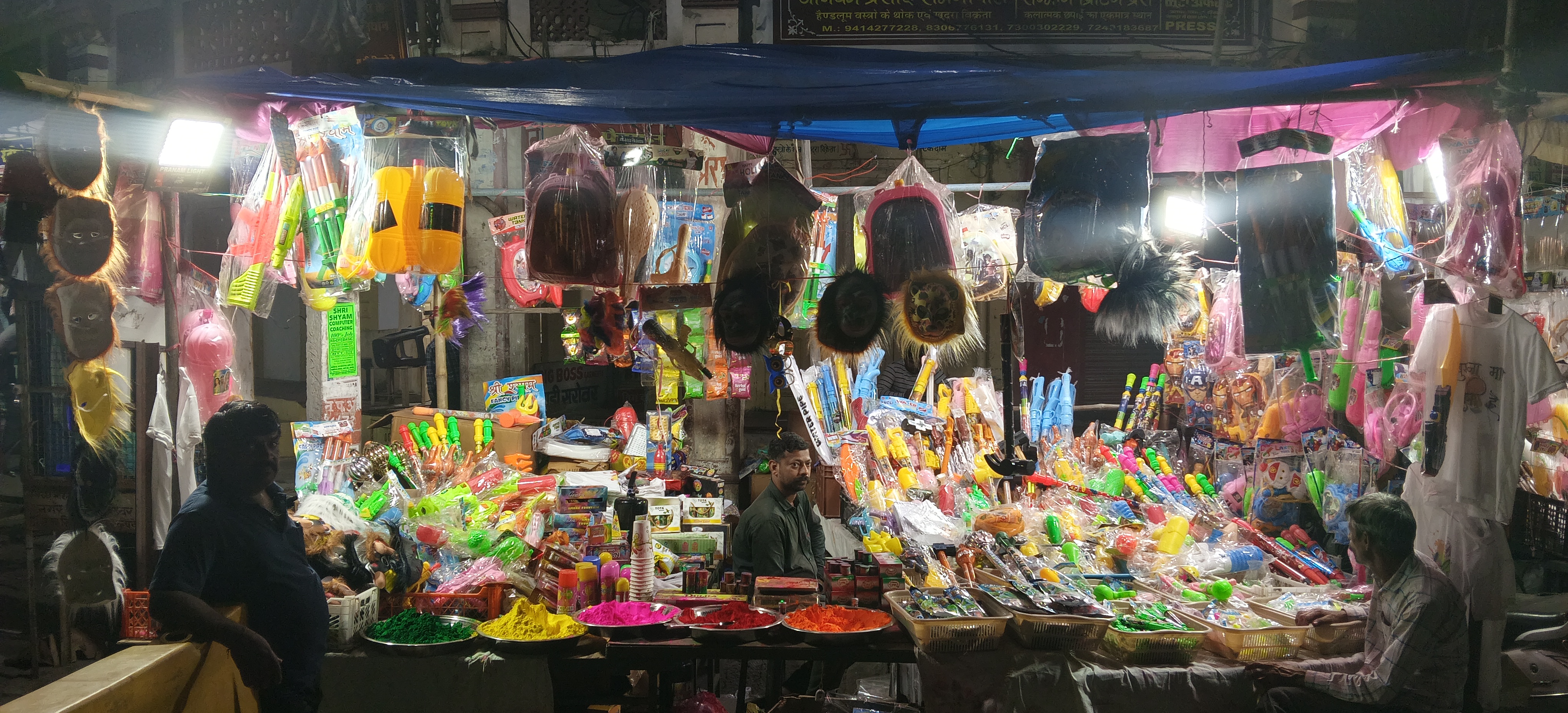 अलवर. बाजार में सजी होली की दुकान। अलवर. बाजार में सजी होली की दुकान।