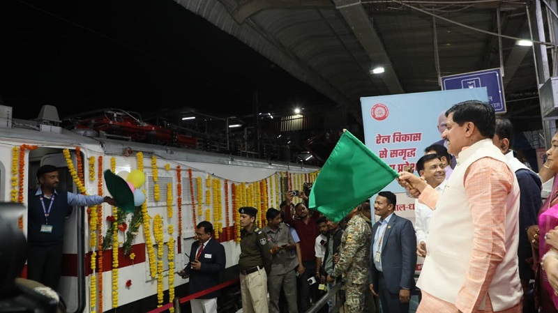 मुख्यमंत्री डॉ. यादव ने नई ट्रेन भोपाल-धनबाद-चौपन एक्सप्रेस को दिखाई हरी झंडी