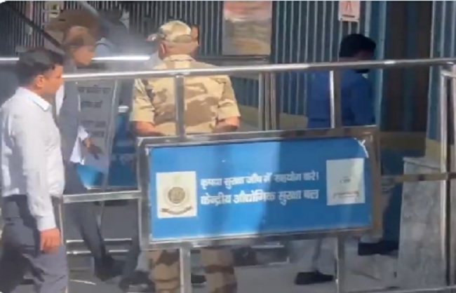 ईडी मुख्यालय में पूछताछ के लिए जाते अनिल अंबानी