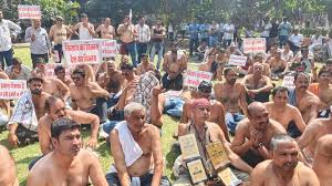 सड़क पर उतरे किसान, अर्धनग्न होकर कलेक्ट्रेट का किया घेराव