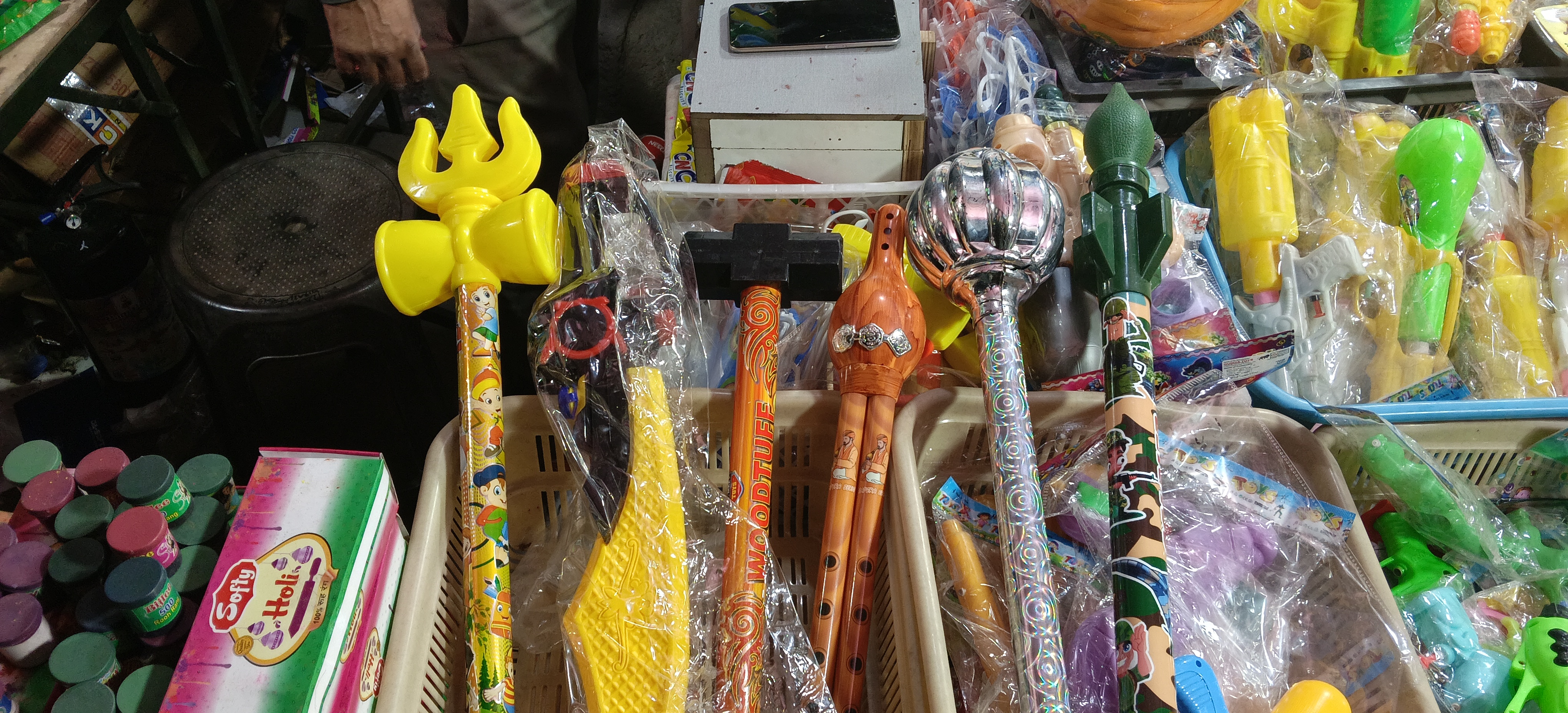 अलवर. बाजार में कई तरह की पिचकारिया। अलवर. बाजार में कई तरह की पिचकारिया।