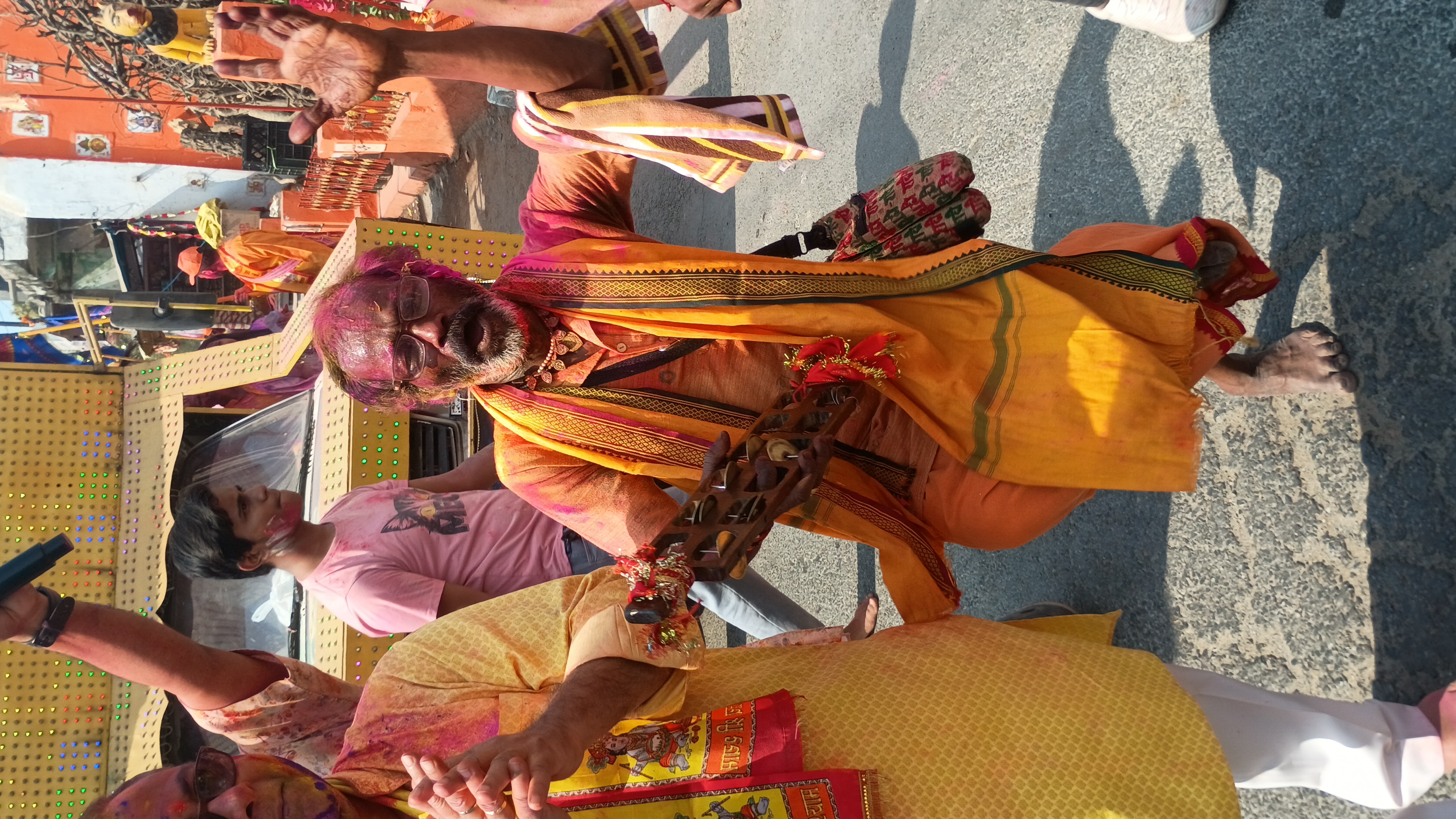 फोटो निशान यात्रामें अबीर  गुलाल उड़े