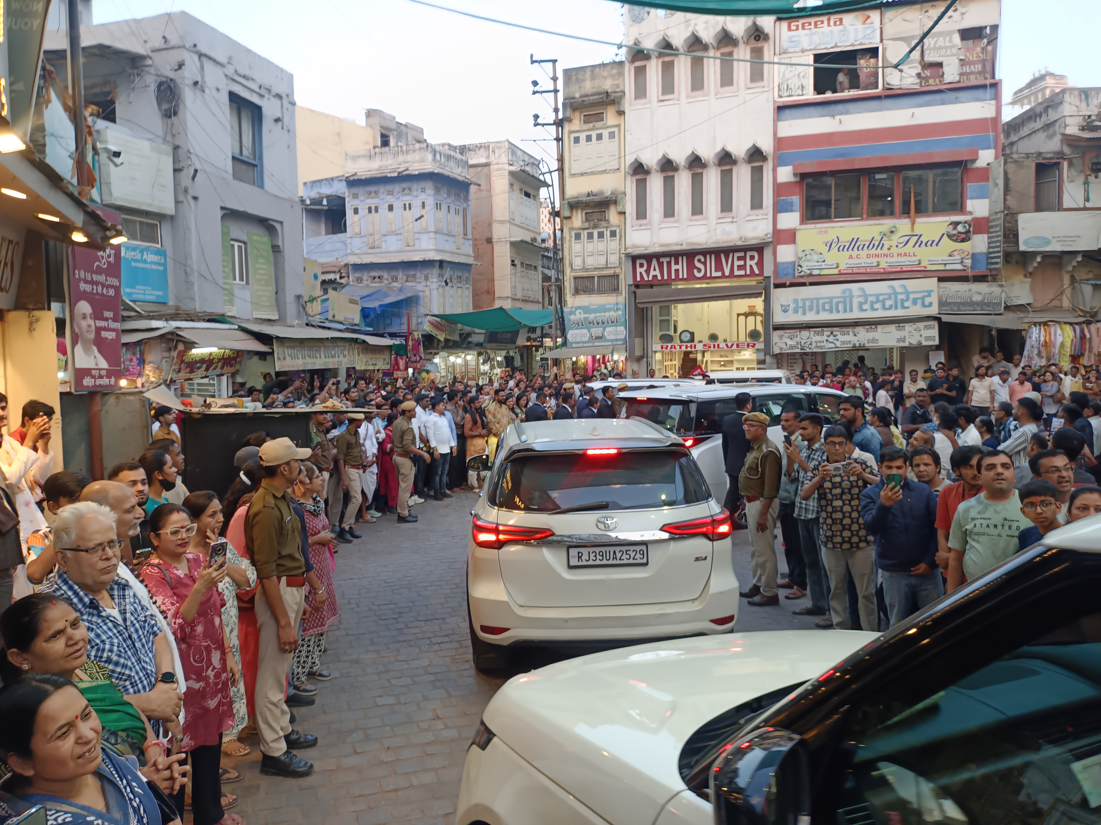 कोकिलाबेन पहुंची नाथद्वारा