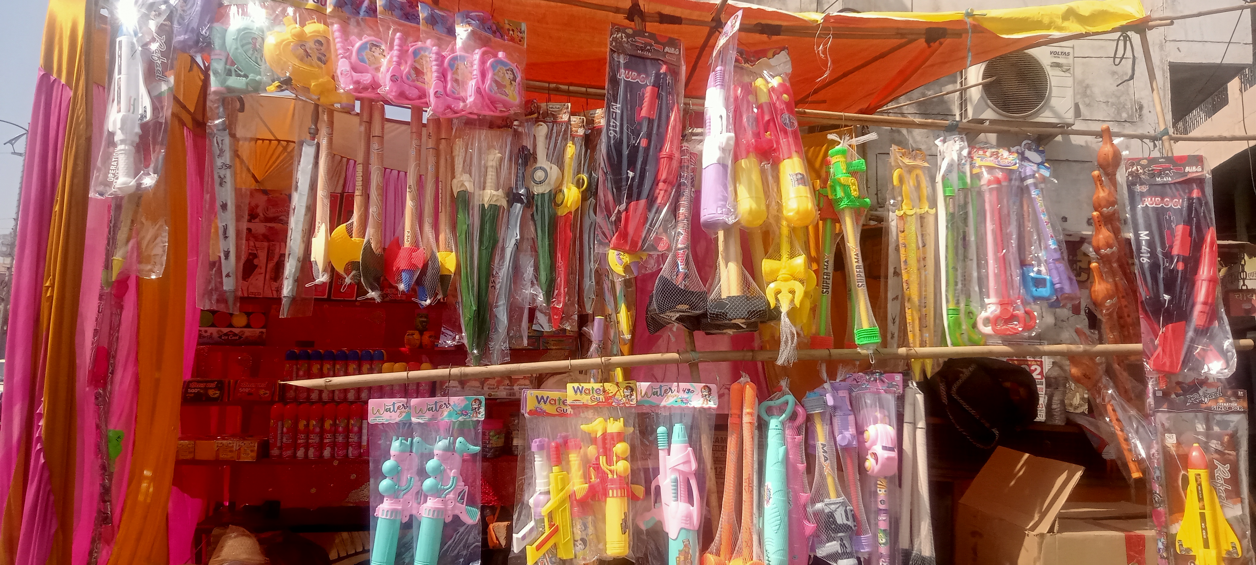 होली पर सजी पिचकारियों की दुकान होली पर सजी पिचकारियों की दुकान