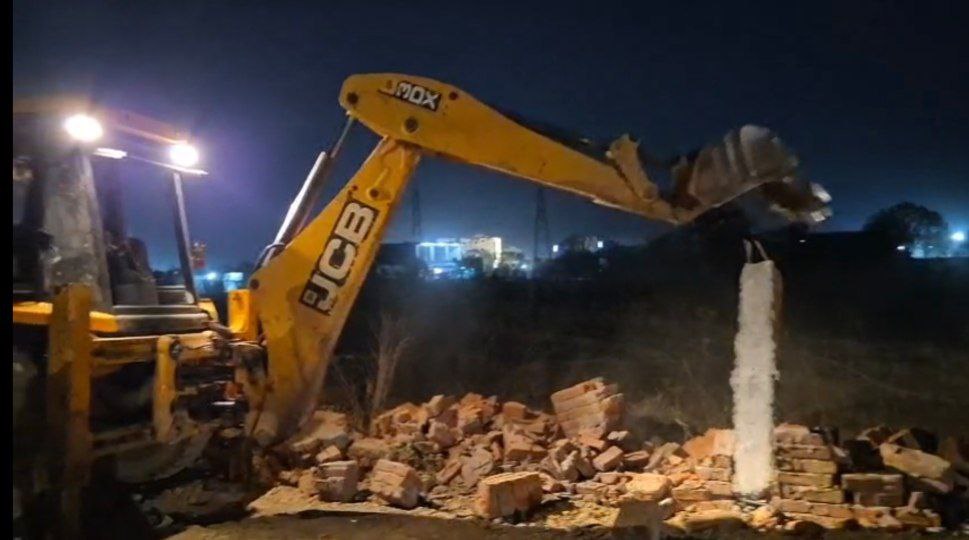 दमोह:संदीपनी विद्यालय मार्ग से अतिक्रमण ध्वस्त, देर रात तक चली प्रशासनिक कार्रवाई दमोह:संदीपनी विद्यालय मार्ग से अतिक्रमण ध्वस्त, देर रात तक चली प्रशासनिक कार्रवाई
