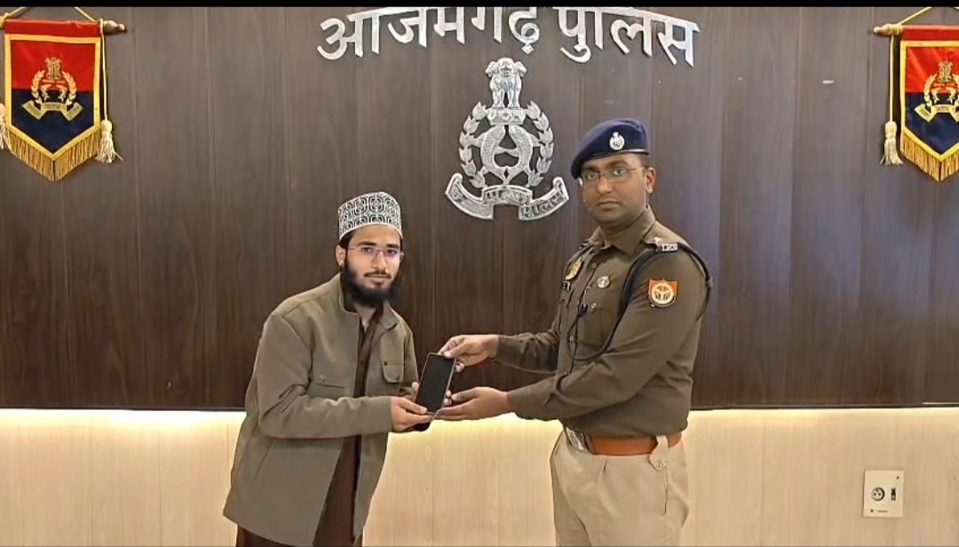 बरामद फोन को सौंपते ASP चिराग जैन,