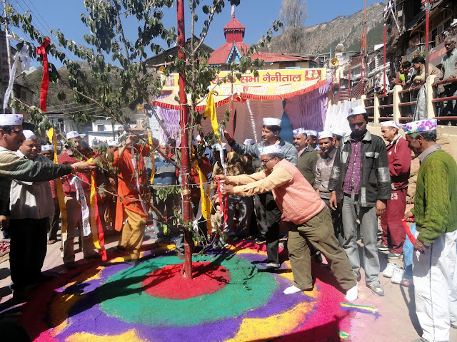 कुमाउनी होली में चीर बंधन कुमाउनी होली में चीर बंधन