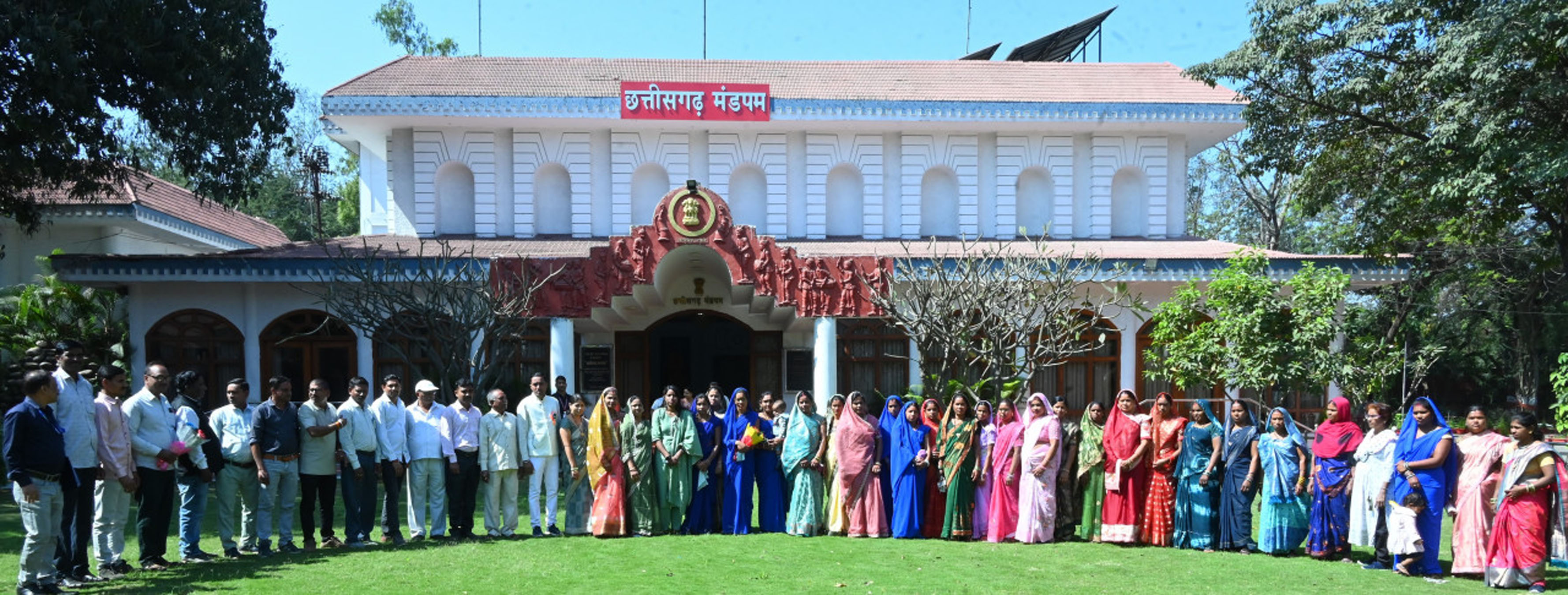 लोकभवन परिसर पर ग्रामीण सामूहिक फाेटाे लेते हुए