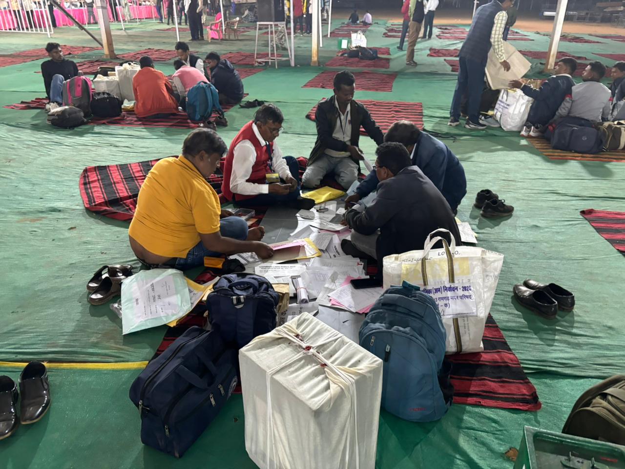 बैलेट बॉक्स जमा करते कर्मचारी बैलेट बॉक्स जमा करते कर्मचारी