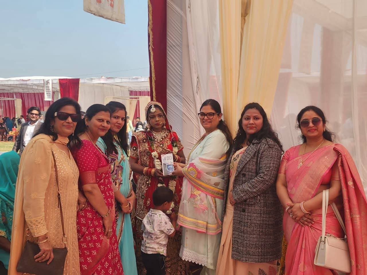 विवाहित जोड़े से भेंट करती नगर पालिका अध्यक्ष नेहा अवस्थी