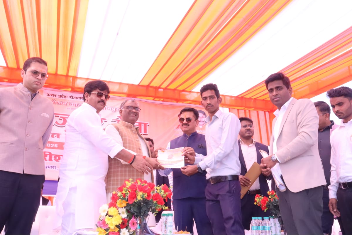 राजकीय आईटीआई कॉलेज में युवाओं को न्युक्ति पत्र देते हुए राज्य मंत्री गिरीश चंद्र यादव एमएलसी बृजेश सिंह और जिलाधिकारी