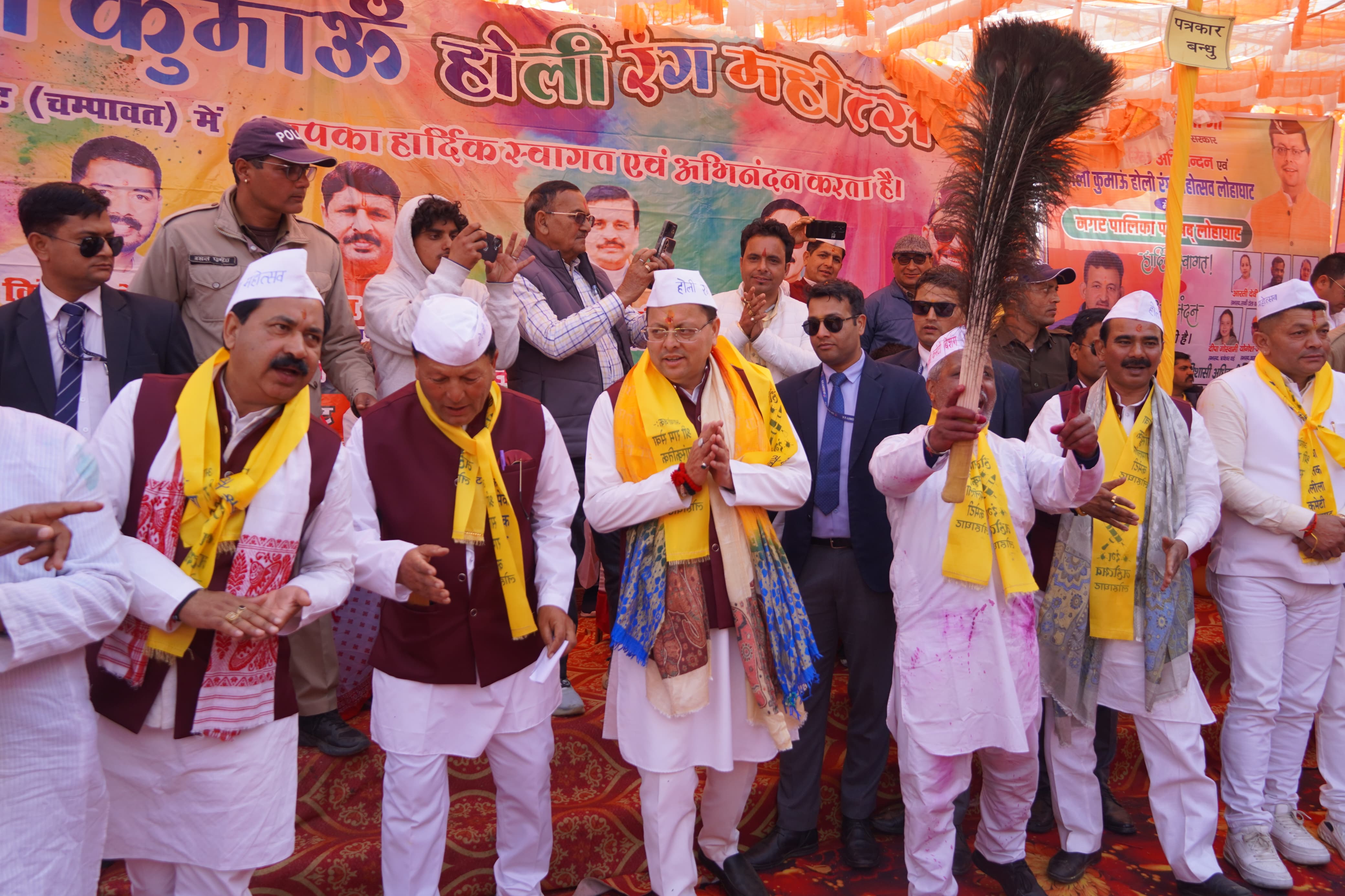 स्थानीय लोगों के साथ होली गायन में शामिल मुख्यमंत्री पुष्कर सिंह धामी स्थानीय लोगों के साथ होली गायन में शामिल मुख्यमंत्री पुष्कर सिंह धामी