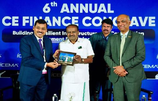 छठे वार्षिक निर्माण उपकरण वित्त सम्मेलन को संबोधित करते कुमारस्वामी