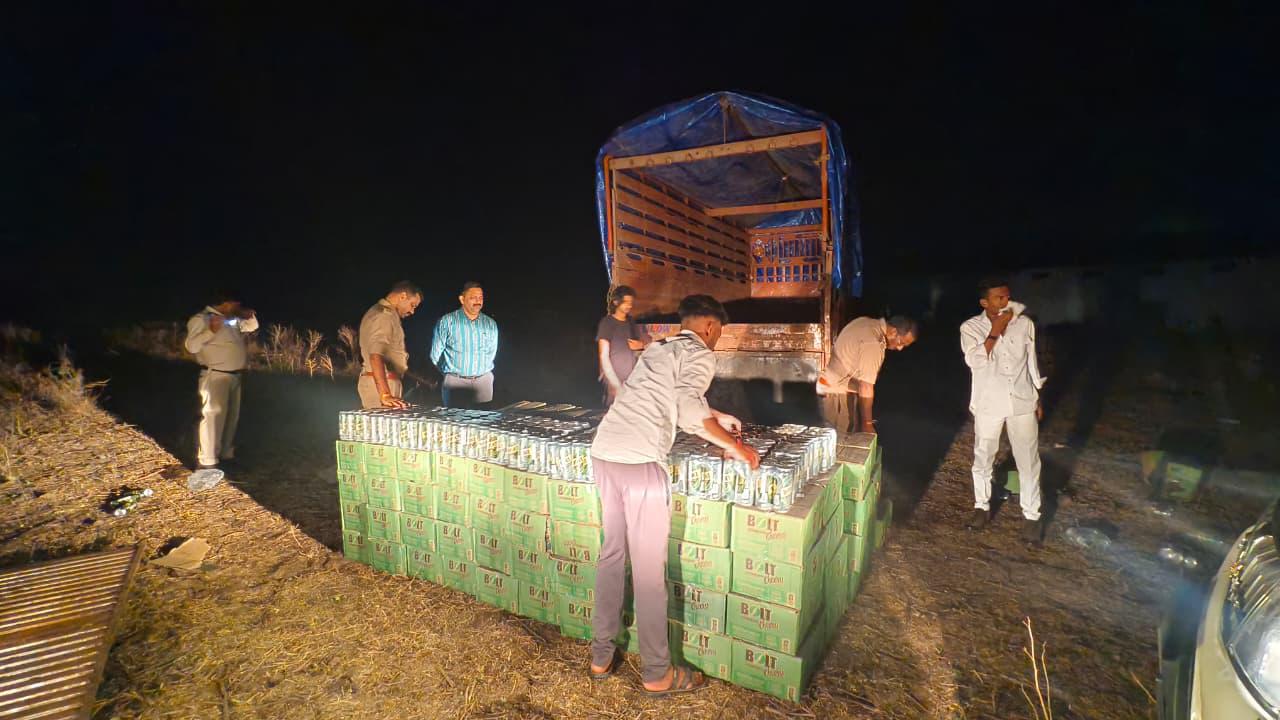 आईसर से शराब जप्त आईसर से शराब जप्त