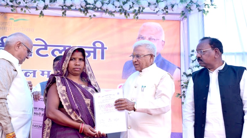 राज्यपाल मंगुभाई पटेल ने सीधी जिले के ग्राम परसिली में हितग्राहियों को हितलाभ वितरित किए राज्यपाल मंगुभाई पटेल ने सीधी जिले के ग्राम परसिली में हितग्राहियों को हितलाभ वितरित किए