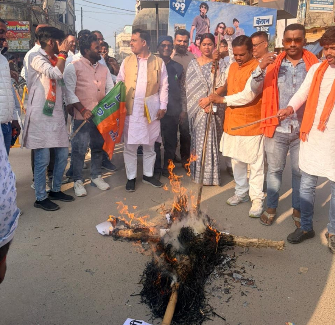 छपरा में भाजपा युवा मोर्चा और महिला मोर्चा ने राहुल गांधी का फूंका पुतला