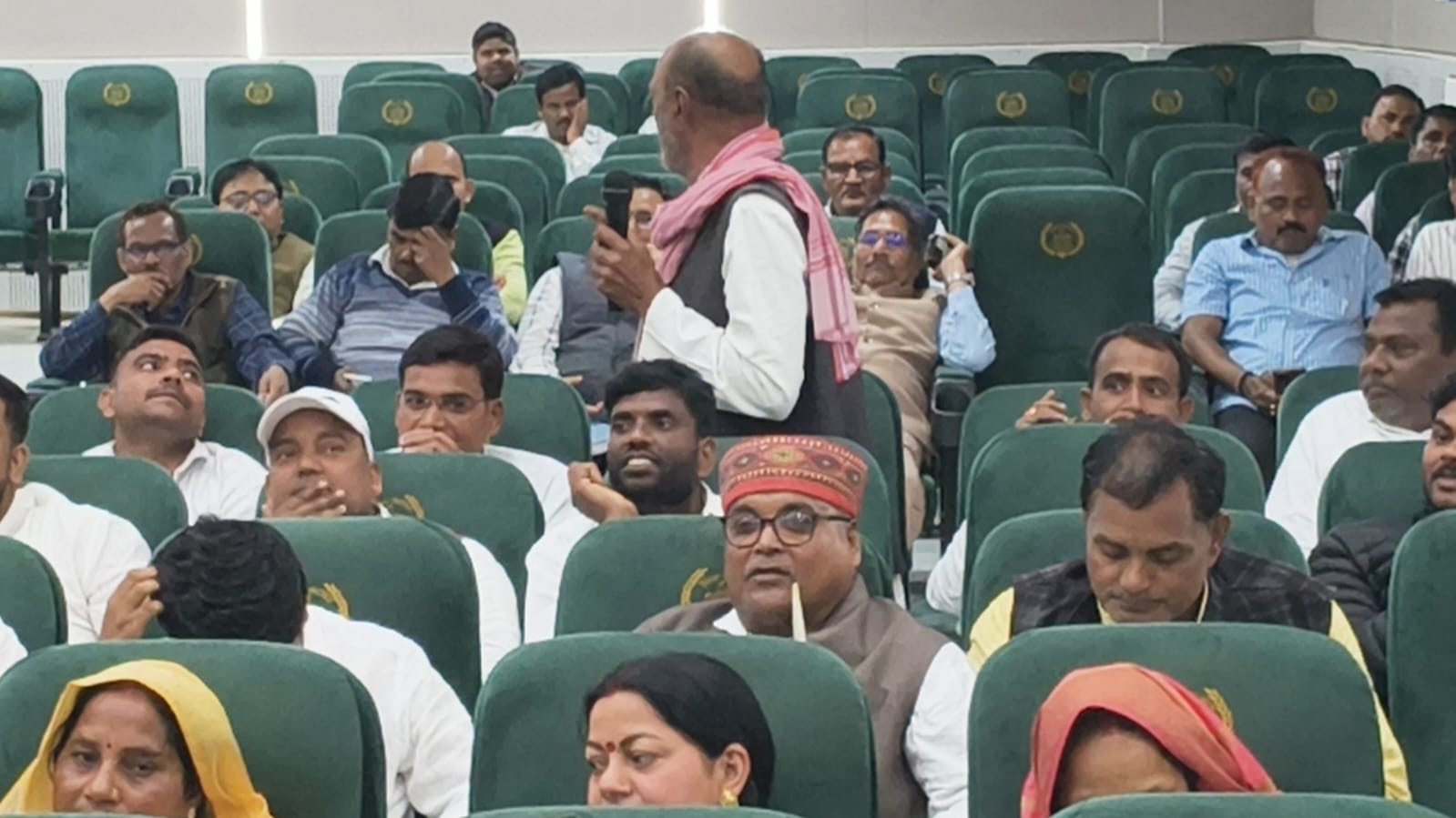 जिला पंचायत बोर्ड की बैठक में उपस्थित सदस्य