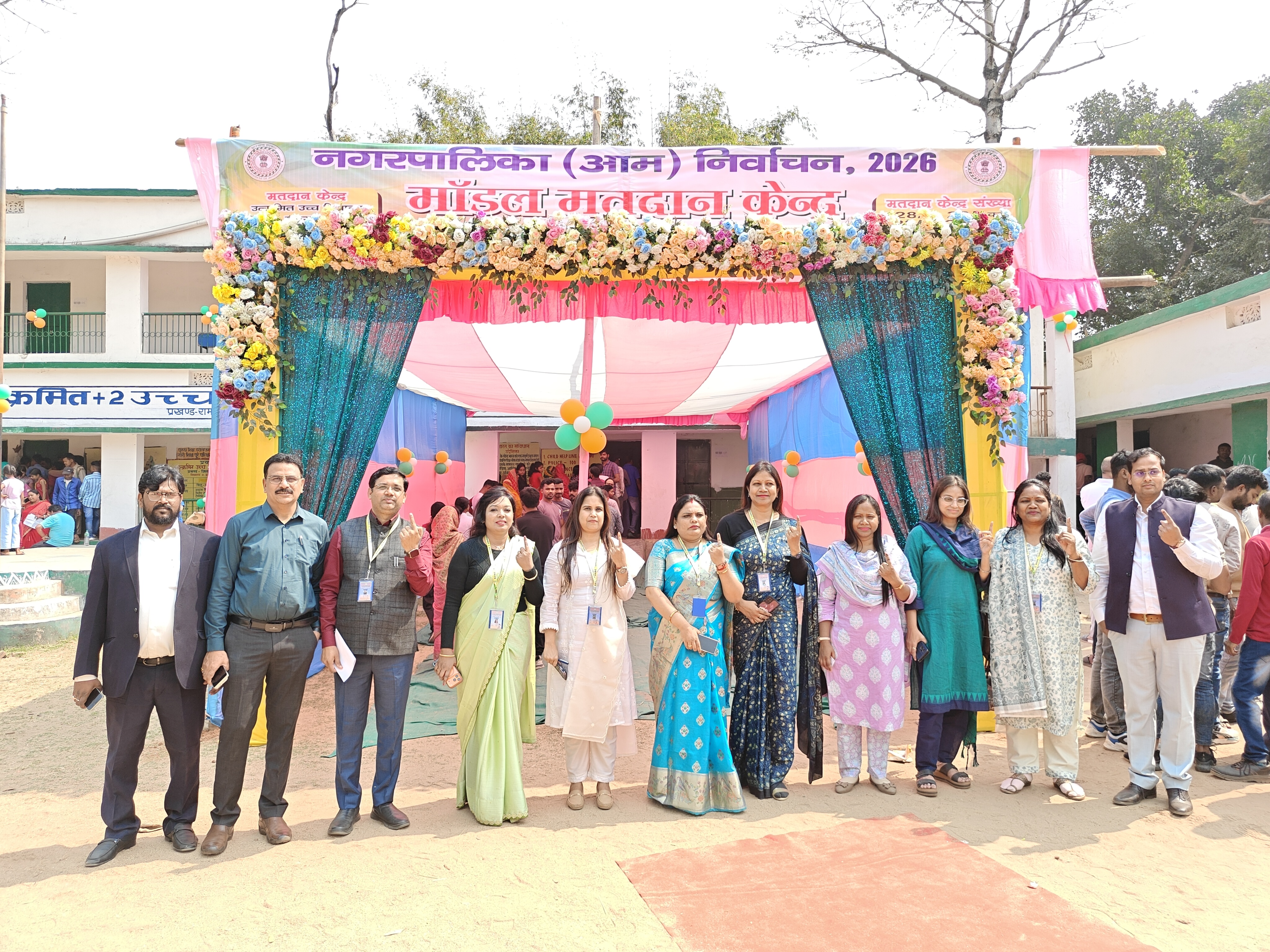 मॉडल बूथ पर अधिकारियों ने खिंचवाई तस्वीर