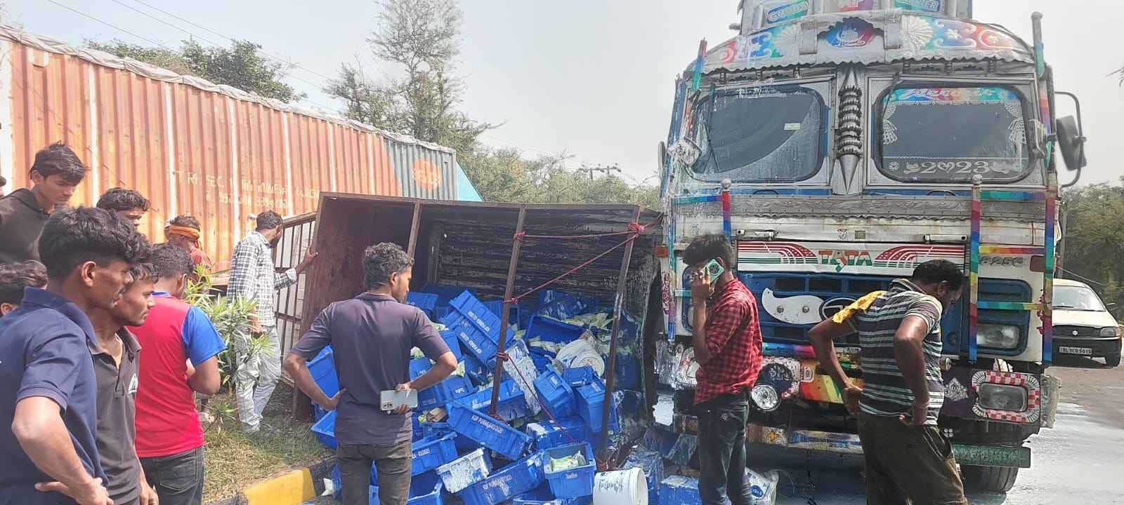 अररिया फोटो:दूध की पलटी गाड़ी