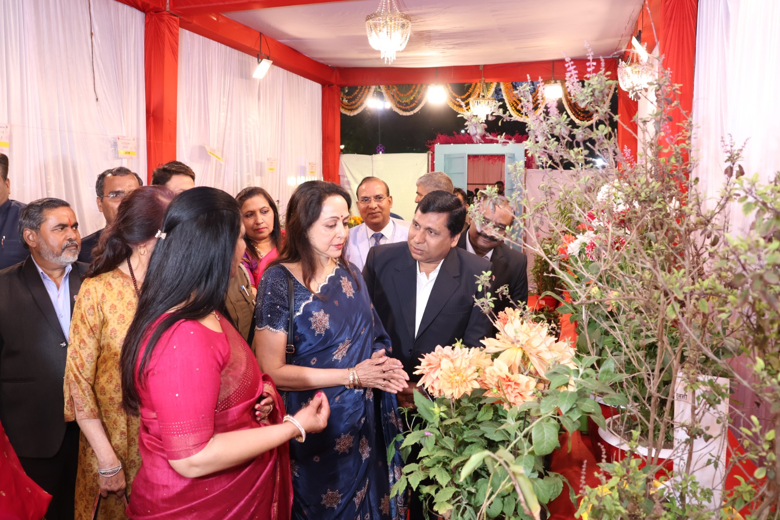 फ्लावर शो का आनंद लेते हुए सांसद हेमामालिनी फ्लावर शो का आनंद लेते हुए सांसद हेमामालिनी