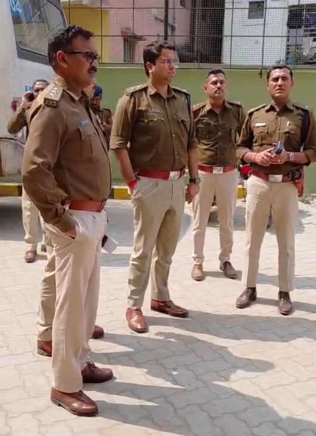 मतदान केंद्र में मतदान करने पहुंचे मतदाता और पुलिस अधिकारी जांच करते