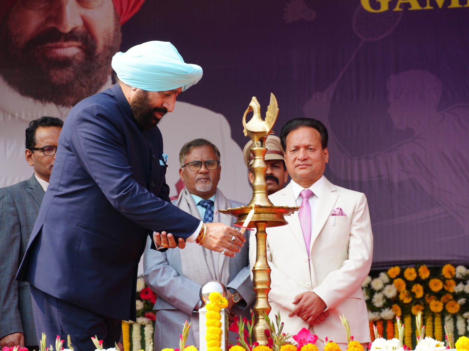 खेल प्रतियोगिता में दीप प्रज्वलित करते हुए राज्यपाल