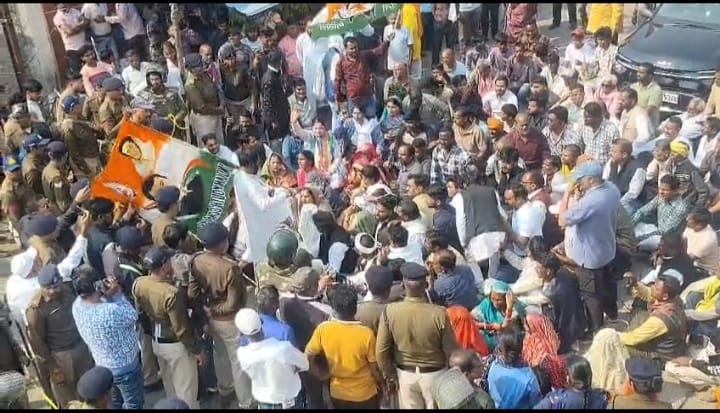 प्रर्दशन करते कांग्रेसी प्रर्दशन करते कांग्रेसी