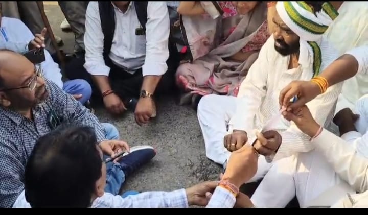 रेल अधिकारी लिखित अश्वासन पत्र देते हुए रेल अधिकारी लिखित अश्वासन पत्र देते हुए