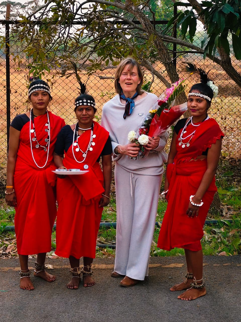 संयुक्त राष्ट्र की मेंटर एवं हिवा कोचिंग एंड कंसल्टिंग की संस्थापक किर्सी ह्यवैरिनेन का स्वागत करती हुई आदिवासी महिलाएं संयुक्त राष्ट्र की मेंटर एवं हिवा कोचिंग एंड कंसल्टिंग की संस्थापक किर्सी ह्यवैरिनेन का स्वागत करती हुई आदिवासी महिलाएं