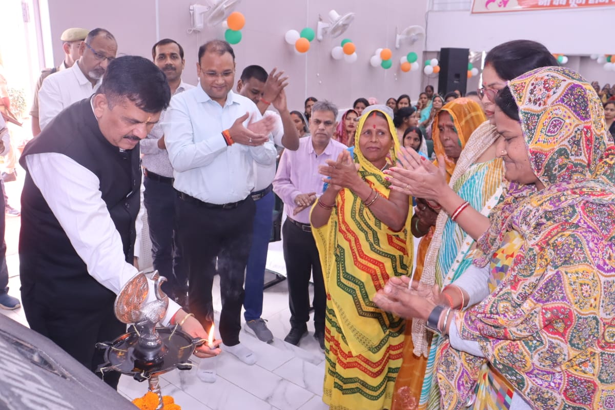 सरकार के 9 वर्ष पूर्ण होने पर महिला स्वावलंबन कार्यक्रम का जिलाधिकारी डॉ दिनेश चंद्र सिंह दीप प्रज्वलित कर कार्यक्रम का उद्घाटन करते हुए सरकार के 9 वर्ष पूर्ण होने पर महिला स्वावलंबन कार्यक्रम का जिलाधिकारी डॉ दिनेश चंद्र सिंह दीप प्रज्वलित कर कार्यक्रम का उद्घाटन करते हुए