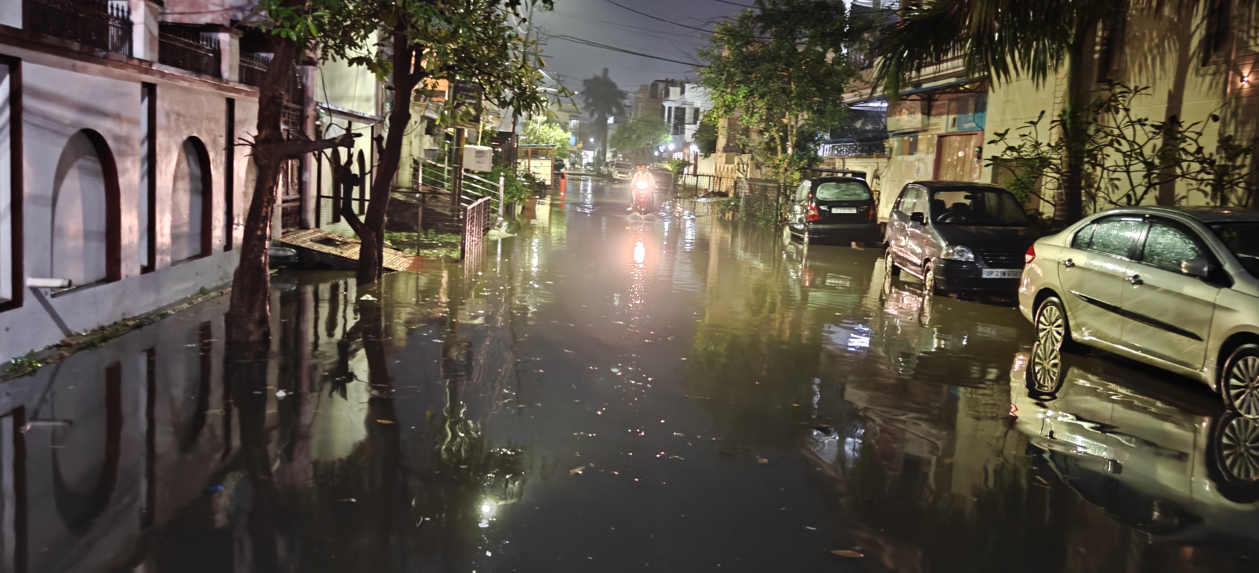 मुरादाबाद में कांठ रोड स्थित एमडीए कॉलोनी में भरा बारिश का पानी।