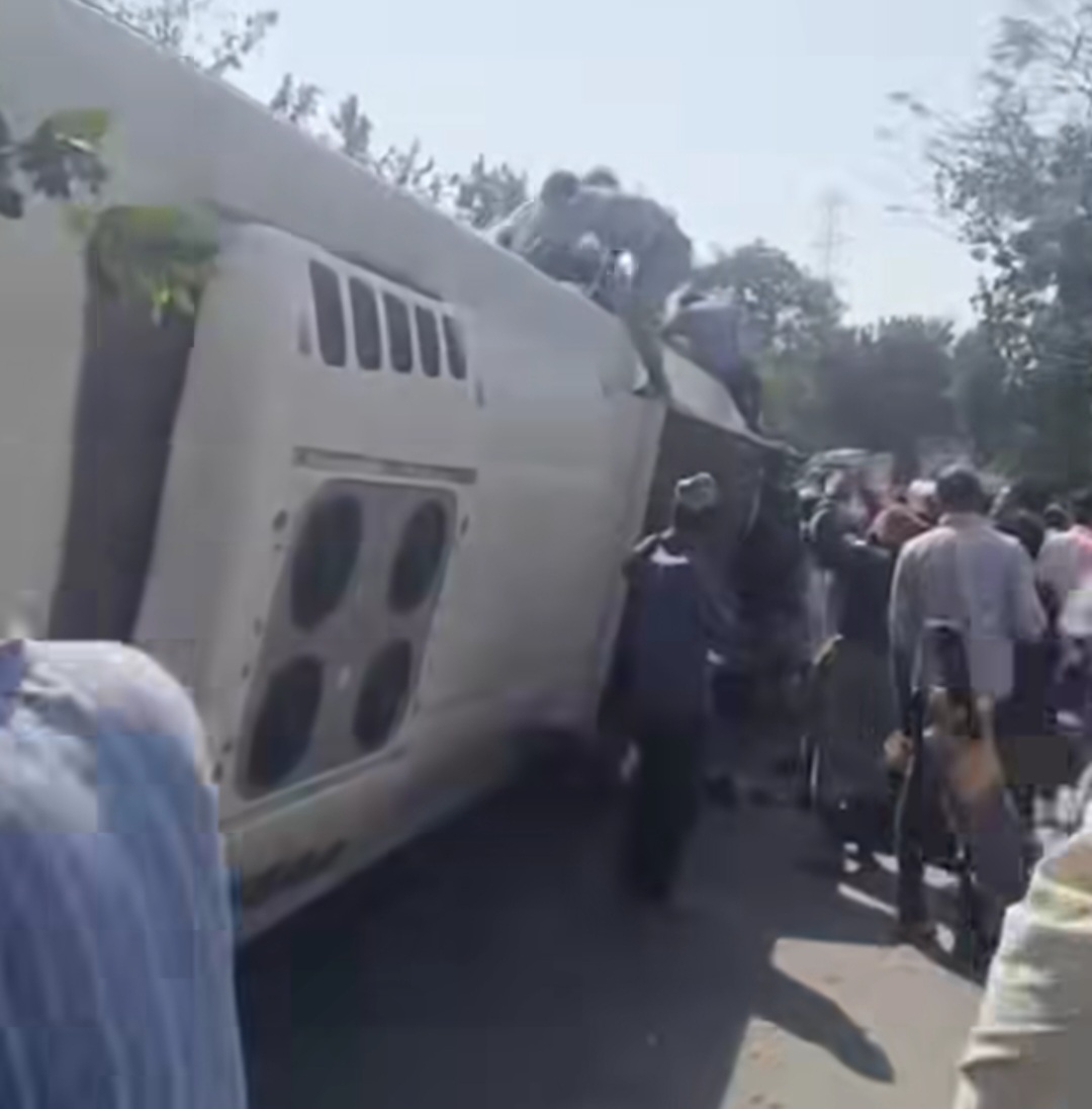 बस पलटी बस पलटी