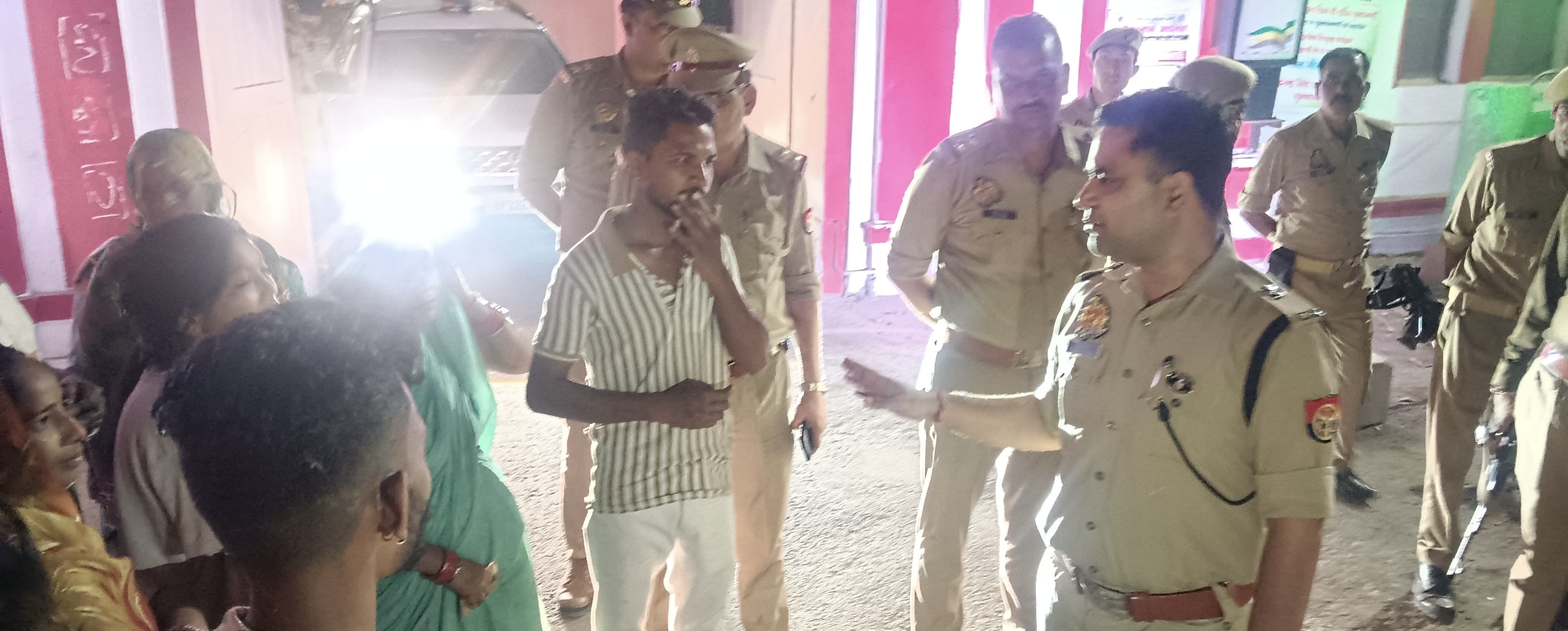 घटना के बाद मौके पर पहुंचकर लोगों से जानकारी लेते एसपी सिटी मानुष पारीक और पुलिस टीम।