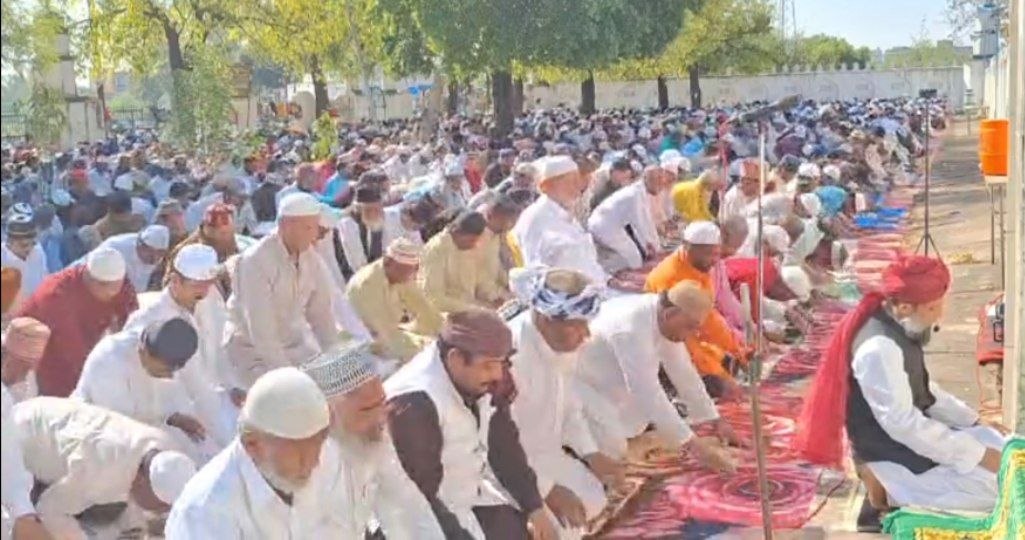 दमोह में ईद-उल-फितर का जश्न: भाईचारे के माहौल में अदा हुई नमाज, प्रशासन-पुलिस की मुस्तैदी से बना सौहार्दपूर्ण वातावरण