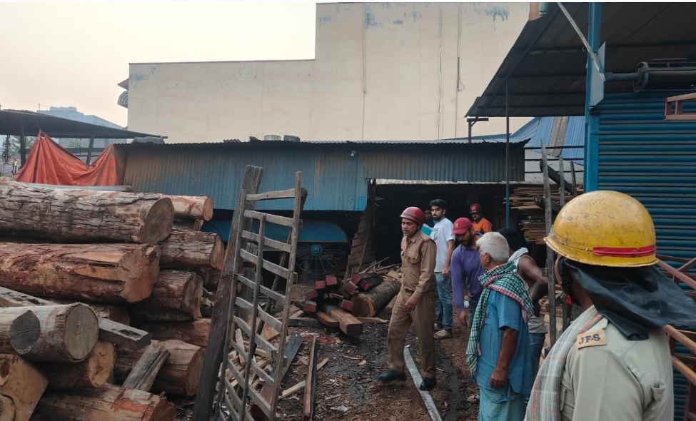 बर्मामाइंस गोदाम और मानगो की सब्जी दुकान में आग से जला सामान