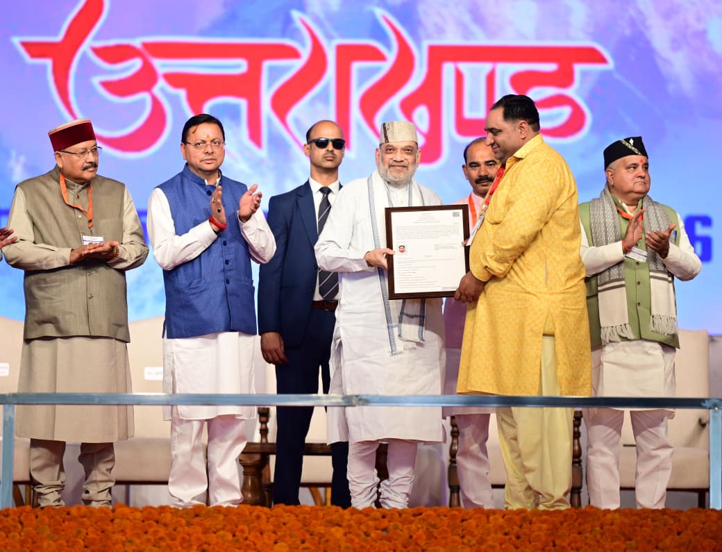 नागरिकता प्रमाण पत्र सौंपते हुए