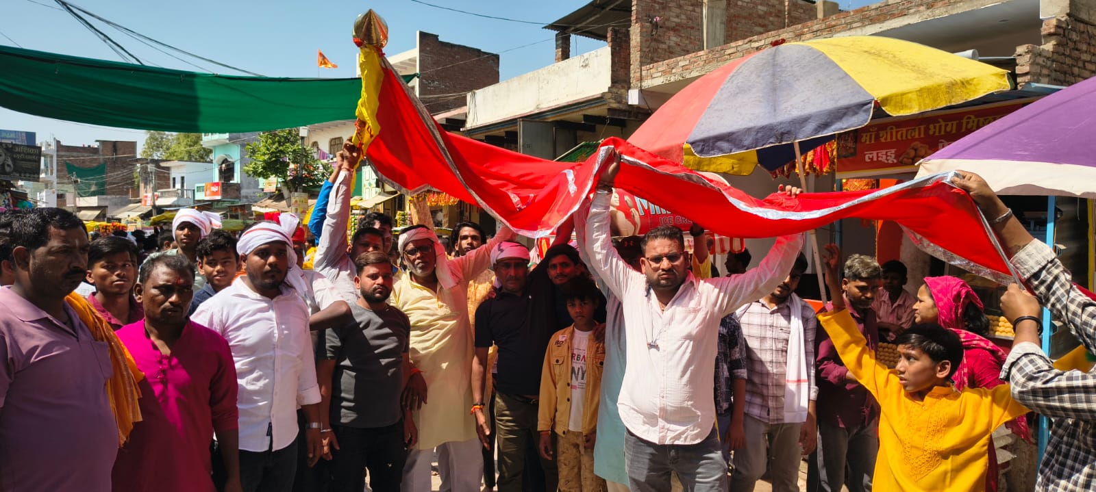 40 फीट लंबा ध्वजा पताका फहारने जाते हुए भक्त