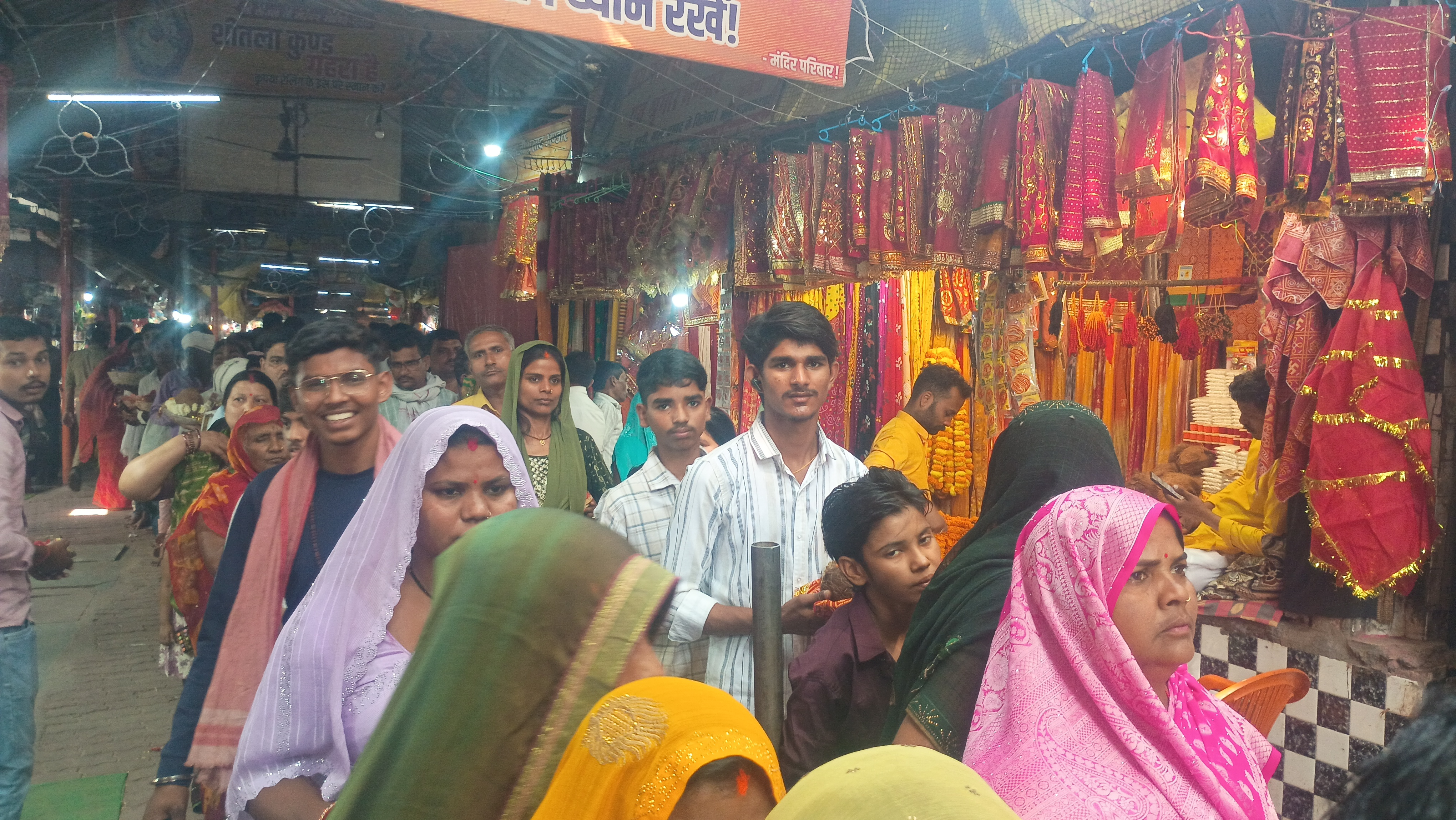 भक्तों की लगी लंबी लाइन माता शीतला धाम चौकियां में