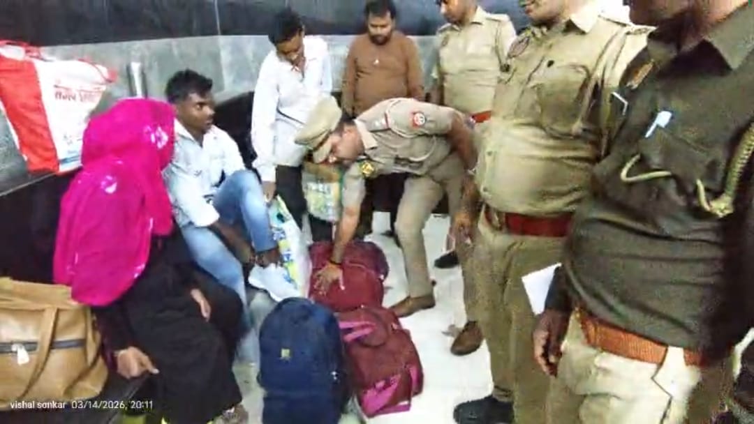 भंडारी जंक्शन पर रेलवे स्टेशन पर चेकिंग करते हुए जीआरपी पुलिस के जवान भंडारी जंक्शन पर रेलवे स्टेशन पर चेकिंग करते हुए जीआरपी पुलिस के जवान