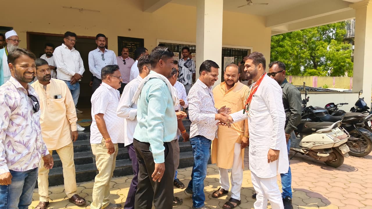 कार्यकर्ताओं से चर्चा करते हुए प्रदेश महामंत्री सकलेन कामदार