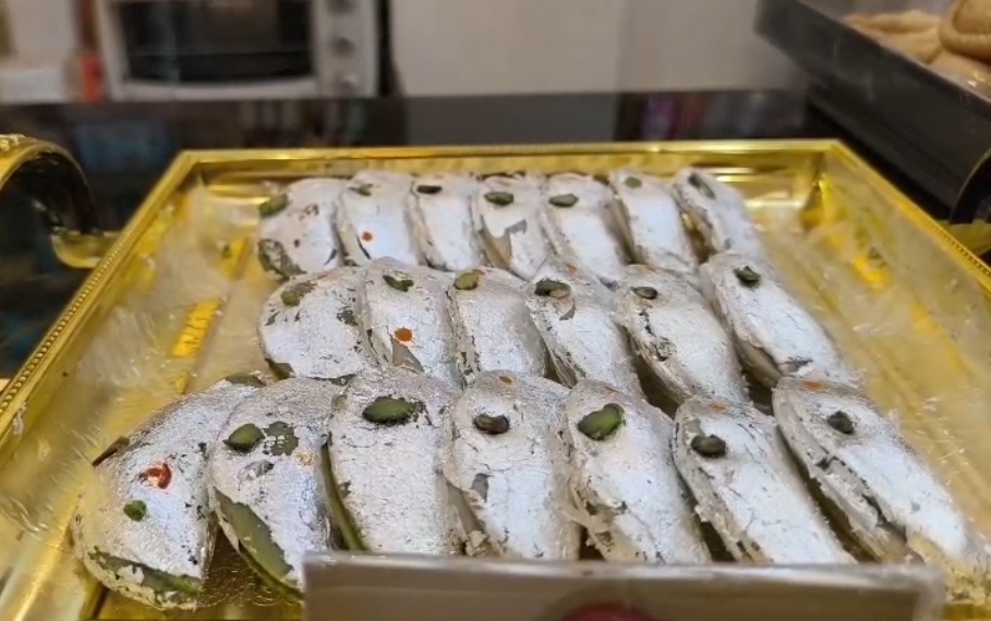 सिल्वर गुजिया का छायाचित्र