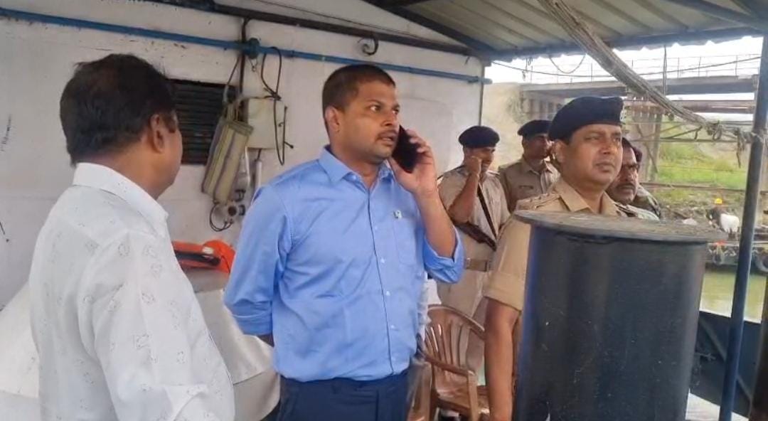 जांच करते एसडीओ