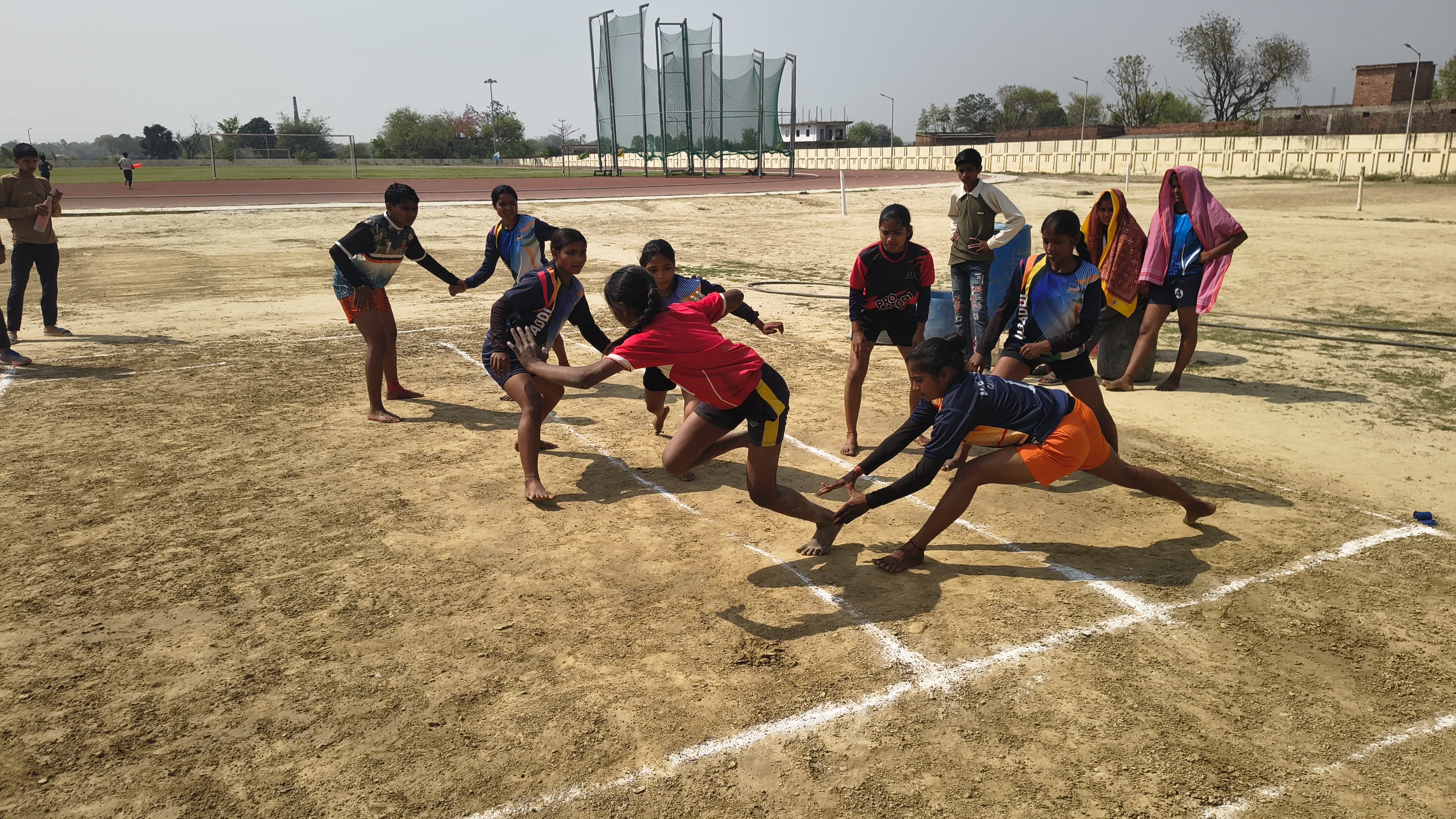 इंदिरा गांधी स्टेडियम में खेल में भाग लेते हुए खिलाड़ी इंदिरा गांधी स्टेडियम में खेल में भाग लेते हुए खिलाड़ी
