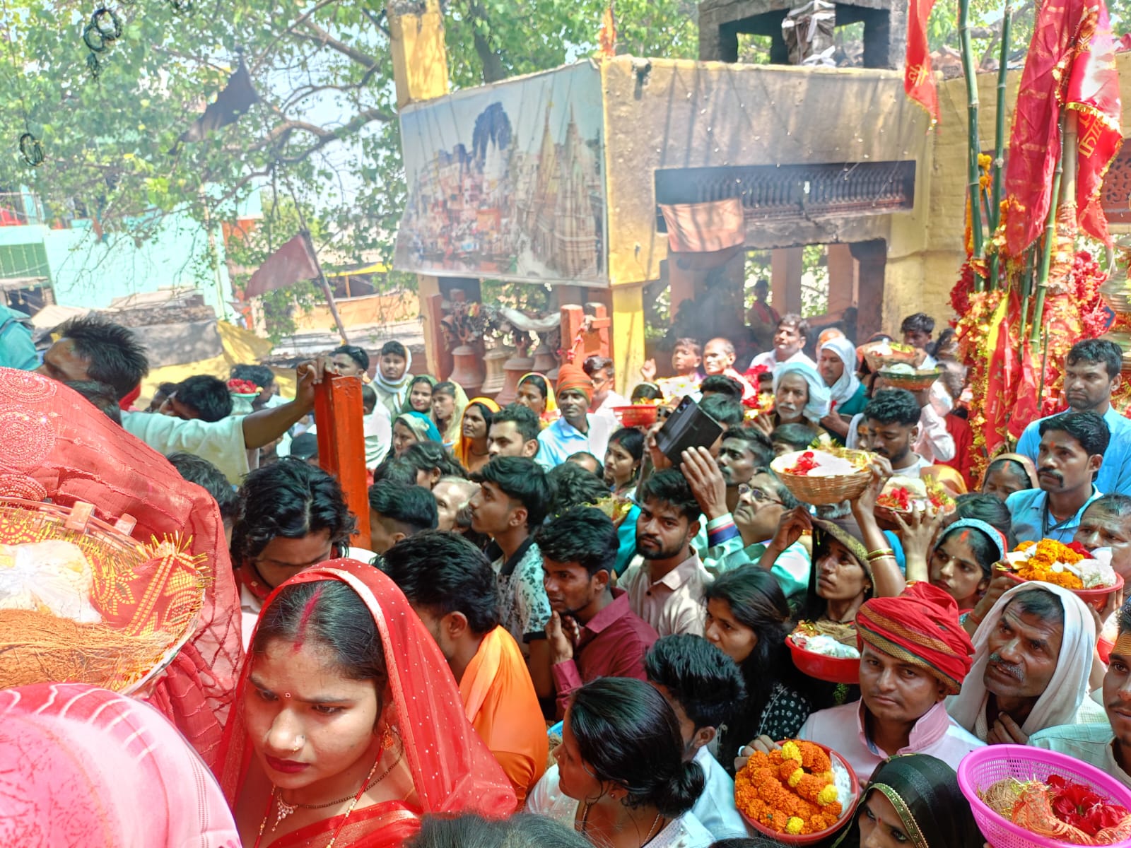 बड़ी शीतला माता के दर्शन पूजन के लिए कतार में खड़े खड़े श्रद्धालु।