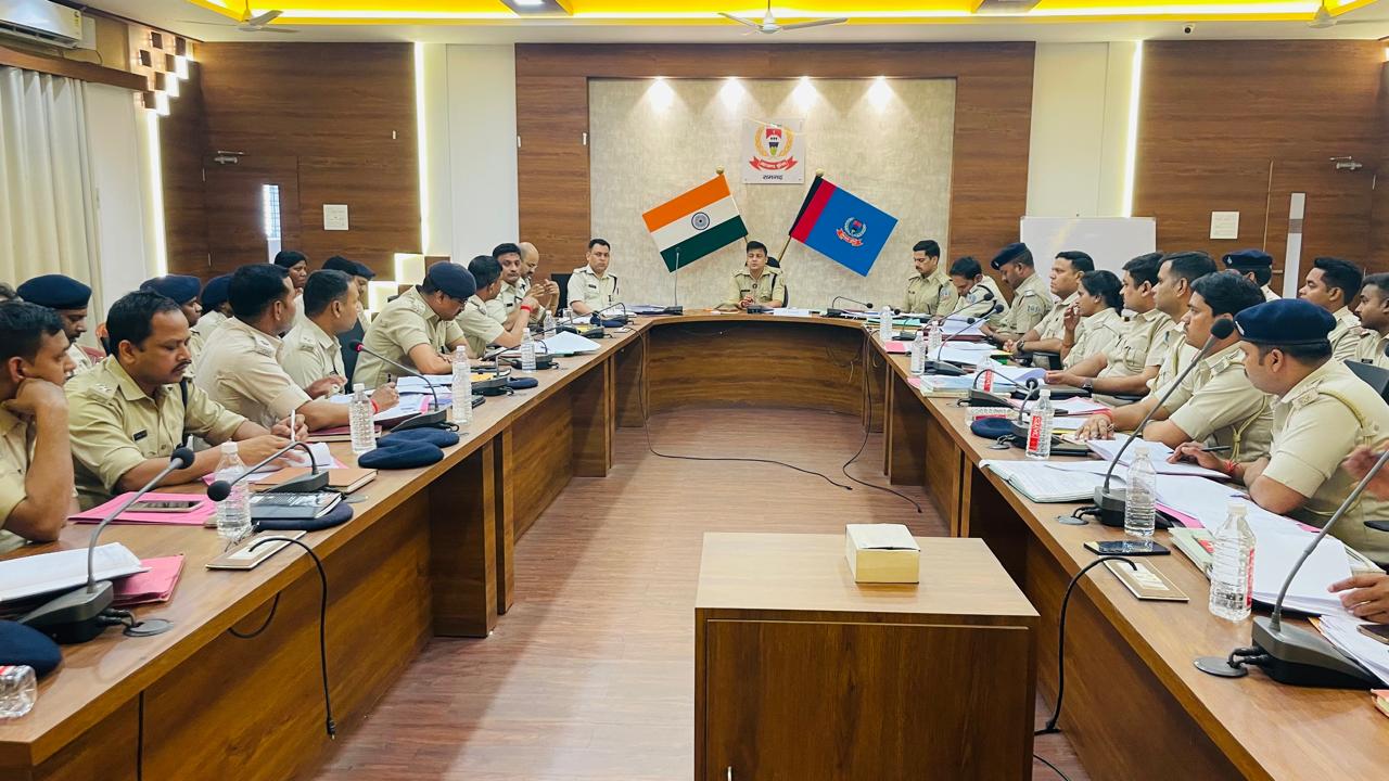 बैठक में शामिल अधिकारी