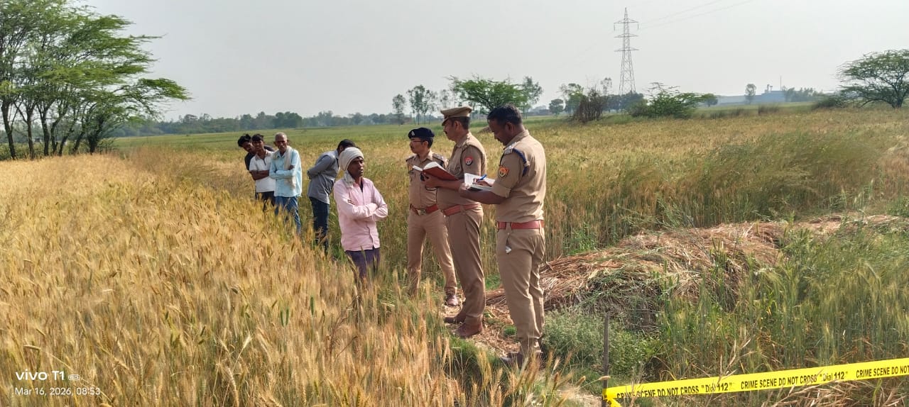 मौके पर पहुंचे पुलिस अधिकारी जांच करते हुए